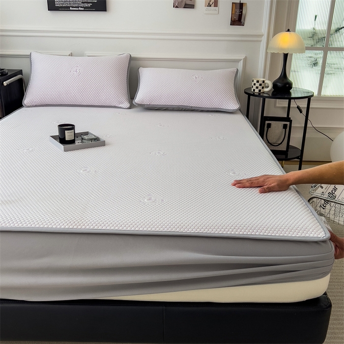 91家纺网 家纺一手货源 找家纺 鑫姿席业 2025新款抗菌凉豆豆提花床笠款凉席-小熊系列  冰豆豆熊猫系列-床笠款 冰藤紫