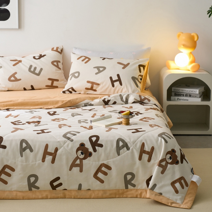 91家纺网 家纺一手货源 找家纺 莱福仕家纺 2022  全棉喷气夏被四件套字母熊