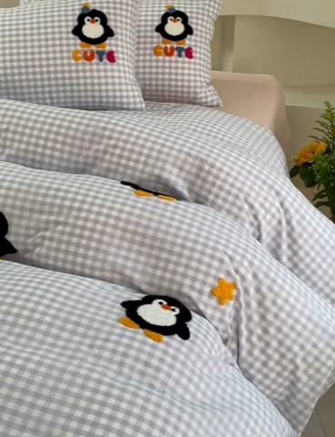 91家纺网 家纺一手货源 找家纺 洋铭区（原狠狠爱） 2024新款色织水洗棉毛巾绣四件套 星星企鹅