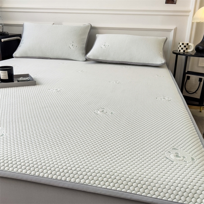 91家纺网 家纺一手货源 找家纺 （总）鑫姿席业 2025新款抗菌凉豆豆提花床笠款凉席-小熊系列 