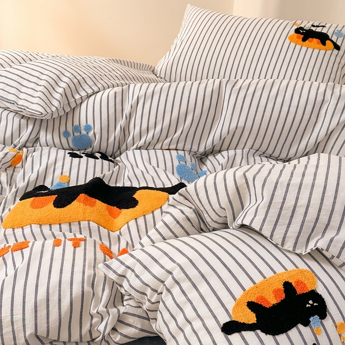 91家纺网 家纺一手货源 找家纺 洋铭区（原狠狠爱） 2024新款色织水洗棉毛巾绣四件套 趴趴猫