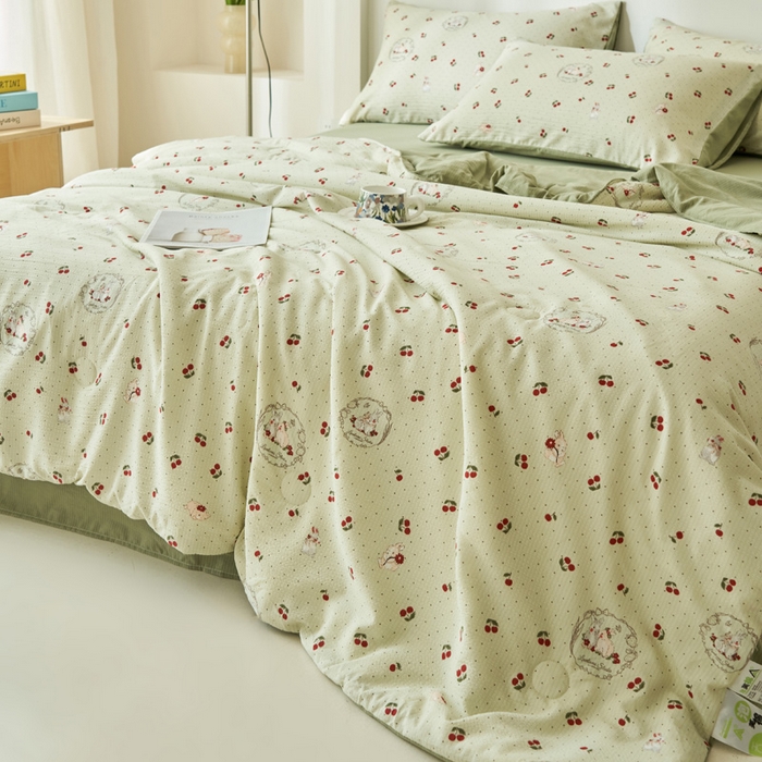 91家纺网 家纺一手货源 找家纺 畅销被业 2024新款A类泡芙棉印花夏被 樱桃小兔