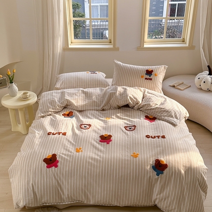 91家纺网 家纺一手货源 找家纺 洋铭区（原狠狠爱） 2024新款色织水洗棉毛巾绣四件套 围巾熊