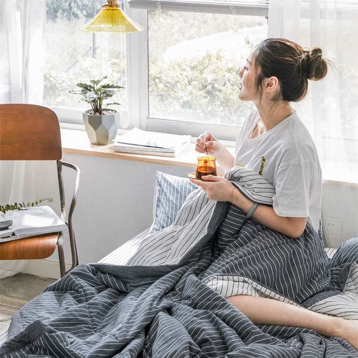 91家纺网 家纺一手货源 找家纺 北欧良品 水洗棉夏被四件套水洗棉空调被夏凉被无印良品-灰白细条双拼