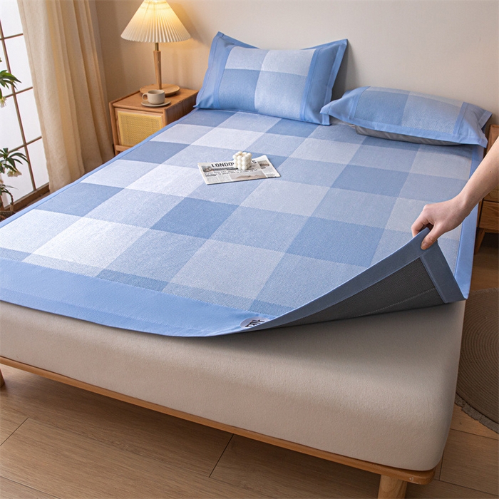 91家纺网 家纺一手货源 找家纺 启程 2024新款600D数码印花凉感冰藤席系列 蓝大格-冰藤席