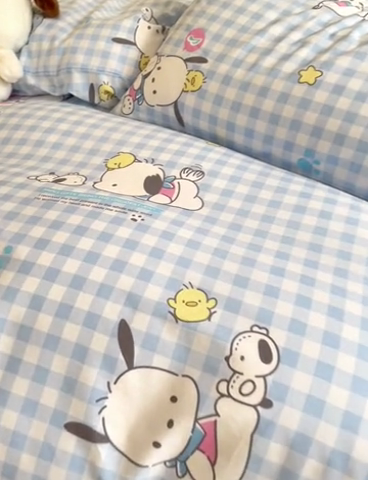 91家纺网 家纺一手货源 找家纺 博雅 2024新款全棉三丽鸥卡通四件套-AA版帕恰狗 蓝格帕恰狗