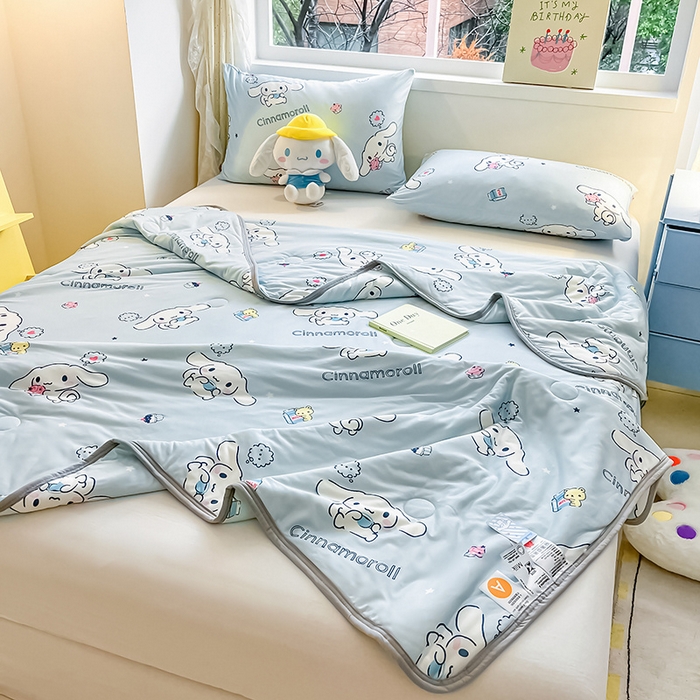 91家纺网 家纺一手货源 找家纺 金爱家 2024新款A类三丽鸥正版授权高品质牛奶丝软糯针织棉夏被系列 针织棉三丽鸥-牛奶甜点玉桂狗