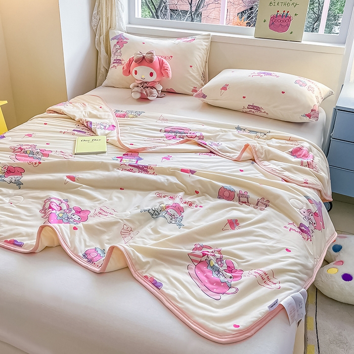 91家纺网 家纺一手货源 找家纺 桃子家居 2024新款A类三丽鸥正版授权高品质牛奶丝软糯针织棉夏被系列 针织棉三丽鸥-游乐园美乐蒂