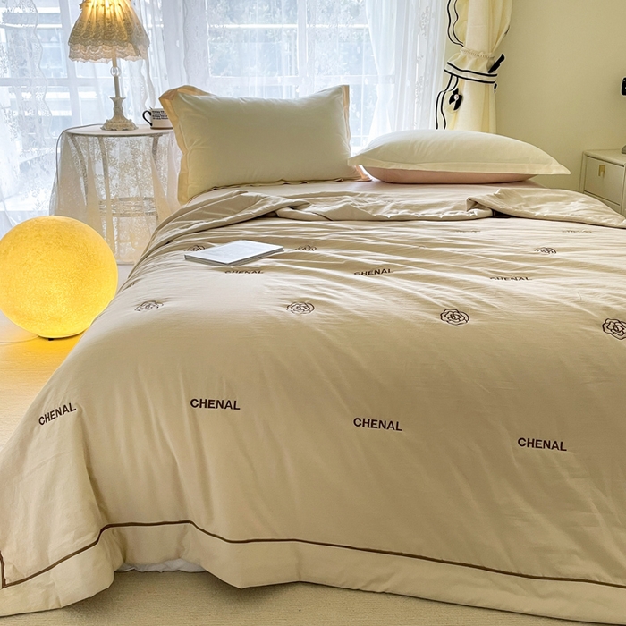 91家纺网 家纺一手货源 找家纺 被靠被2024新款锦丝缎空调夏被-山茶花 岚烟黄