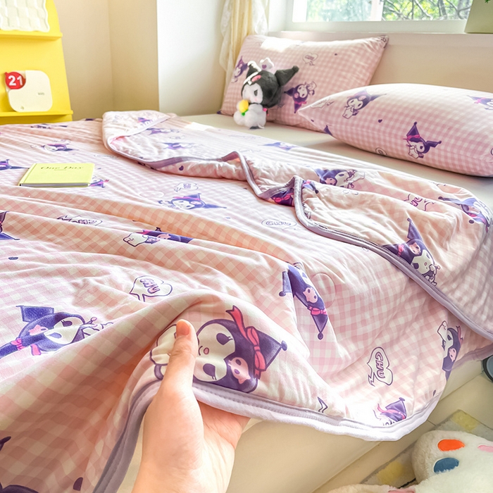 91家纺网 家纺一手货源 找家纺 金爱家 2024新款A类三丽鸥正版授权高品质牛奶丝软糯针织棉夏被系列 针织棉三丽鸥-紫色库洛米之心