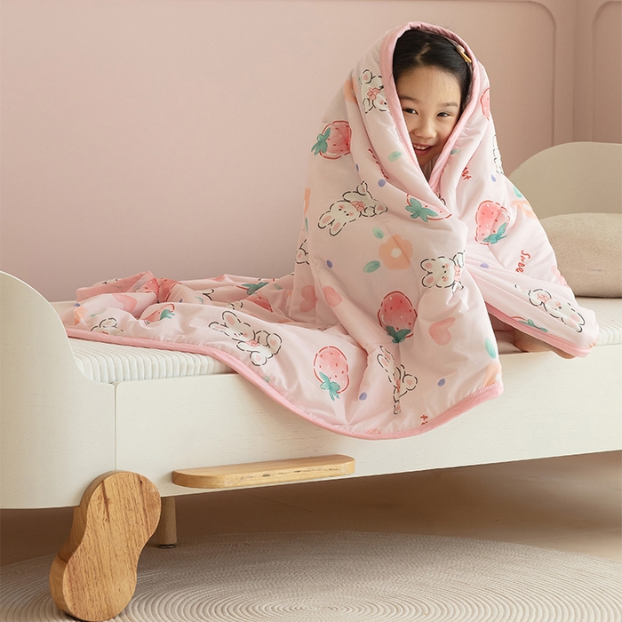 91家纺网 家纺一手货源 找家纺 艾佳宝贝 2024春夏凉感丝儿童糖果夏被 草莓兔宝