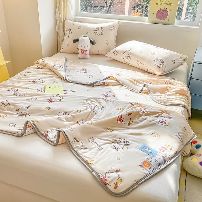 91家纺网 家纺一手货源 找家纺 桃子家居 2024新款A类三丽鸥正版授权高品质牛奶丝软糯针织棉夏被系列 针织棉三丽鸥-小鸡帕恰狗