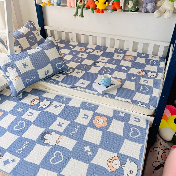 91家纺网 家纺一手货源 找家纺 小虾米 2024新款上下床乳胶凉席床笠款印花凉席三件套 萌萌鸭