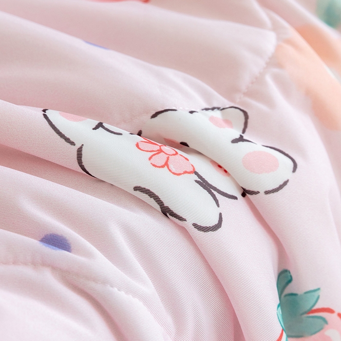 91家纺网 家纺一手货源 找家纺 艾佳宝贝 2024春夏凉感丝儿童糖果夏被 草莓兔宝