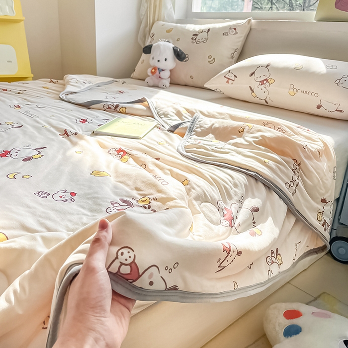 91家纺网 家纺一手货源 找家纺 金爱家 2024新款A类三丽鸥正版授权高品质牛奶丝软糯针织棉夏被系列 针织棉三丽鸥-小鸡帕恰狗