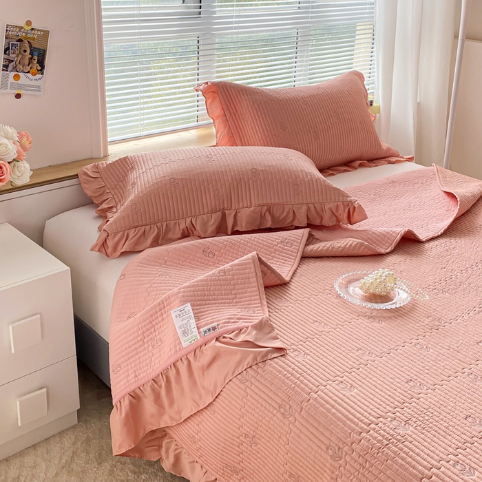 91家纺网 家纺一手货源 找家纺 胜权家纺 2024新款A类60S天丝夹棉绣花床盖三件套 静待花开--香草玉