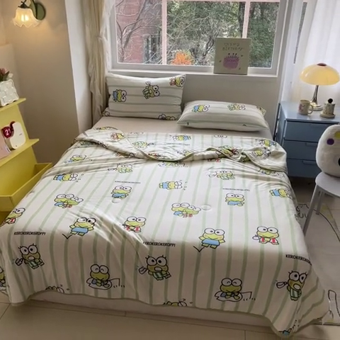 91家纺网 家纺一手货源 找家纺 桃子家居 2024新款A类三丽鸥正版授权高品质牛奶丝软糯针织棉夏被系列 针织棉三丽鸥-牛奶甜点玉桂狗