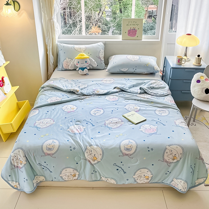 91家纺网 家纺一手货源 找家纺 金爱家 2024新款A类三丽鸥正版授权高品质牛奶丝软糯针织棉夏被系列 针织棉三丽鸥-蓝甜玉桂狗