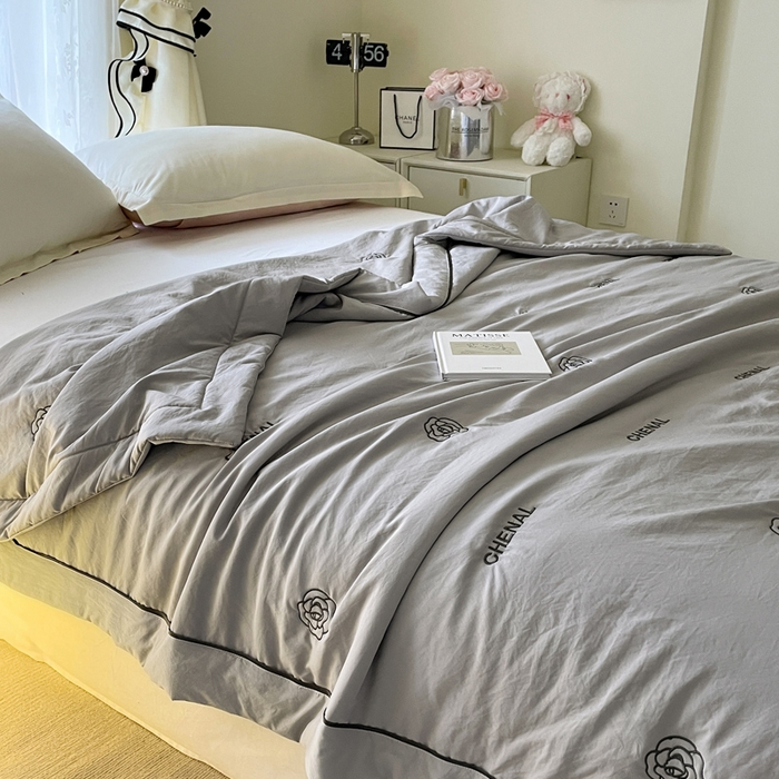 91家纺网 家纺一手货源 找家纺 被靠被2024新款锦丝缎空调夏被-山茶花 青岩灰