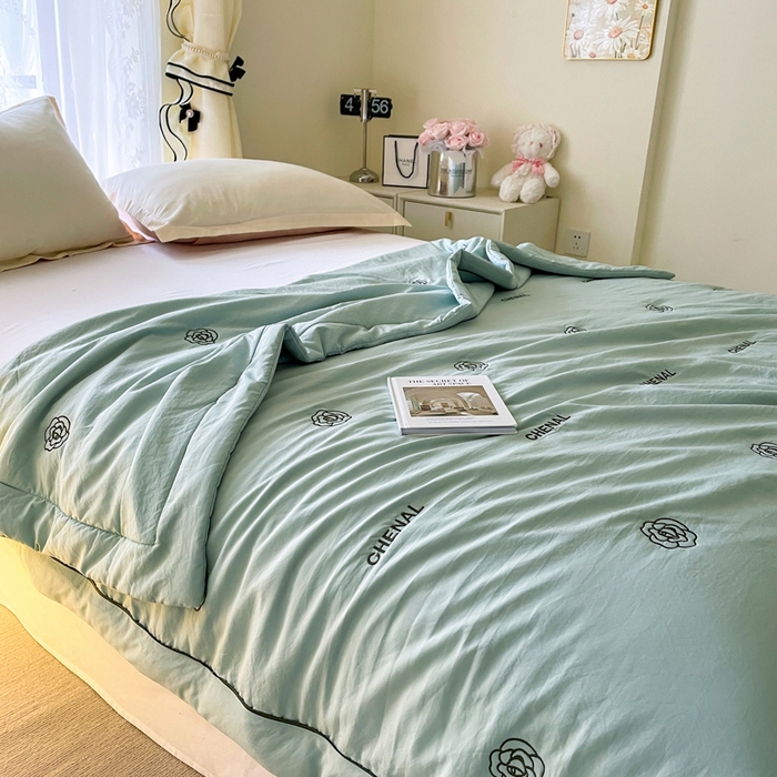 91家纺网 家纺一手货源 找家纺 被靠被2024新款锦丝缎空调夏被-山茶花 甘蓝绿