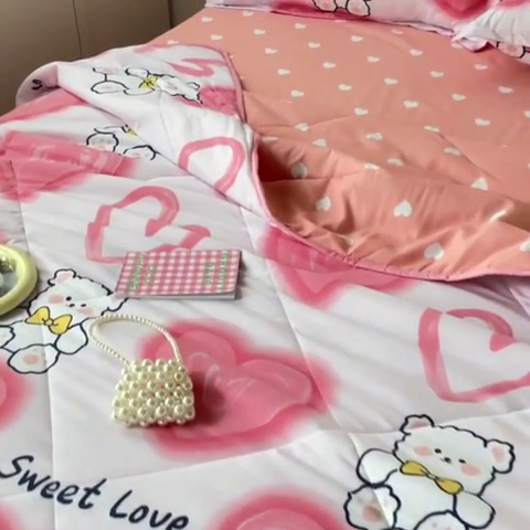 91家纺网 家纺一手货源 找家纺 卡斯诺家纺馆 2025新款芦荟棉亲肤印花夏被（下载包包含买家秀） 粉心熊