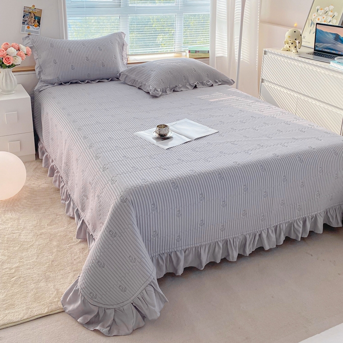 91家纺网 家纺一手货源 找家纺 胜权家纺 2024新款A类60S天丝夹棉绣花床盖三件套 静待花开--麻薯紫