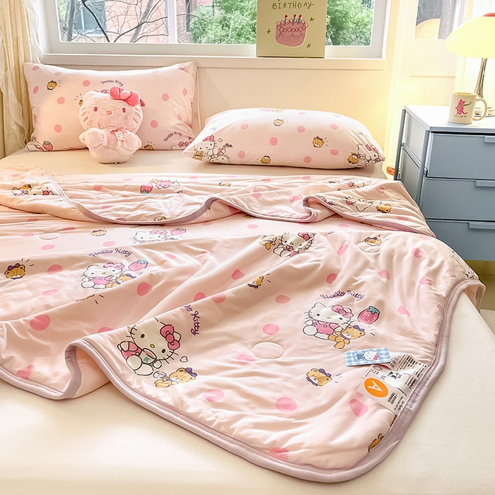 91家纺网 家纺一手货源 找家纺 金爱家 2024新款A类三丽鸥正版授权高品质牛奶丝软糯针织棉夏被系列 针织棉三丽鸥-草莓Kitty