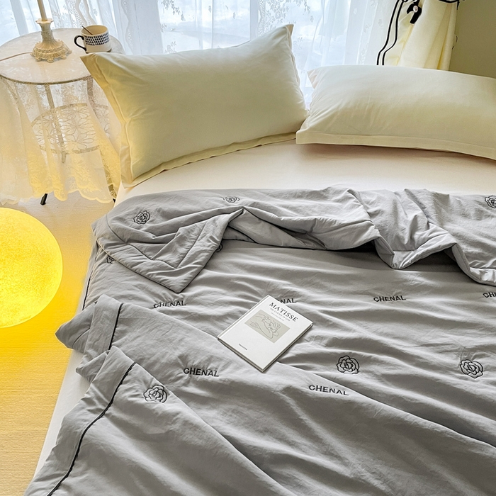 91家纺网 家纺一手货源 找家纺 被靠被2024新款锦丝缎空调夏被-山茶花 青岩灰