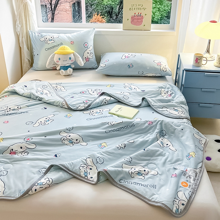 91家纺网 家纺一手货源 找家纺 金爱家 2024新款A类三丽鸥正版授权高品质牛奶丝软糯针织棉夏被系列 针织棉三丽鸥-牛奶甜点玉桂狗