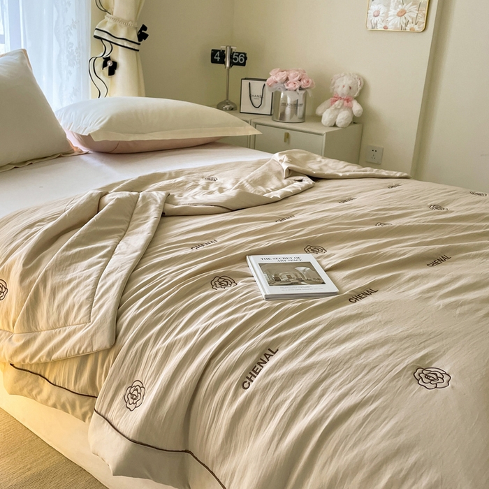 91家纺网 家纺一手货源 找家纺 被靠被2024新款锦丝缎空调夏被-山茶花 岚烟黄