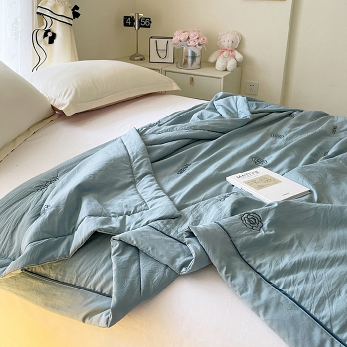 91家纺网 家纺一手货源 找家纺 被靠被2024新款锦丝缎空调夏被-山茶花 逐梦蓝