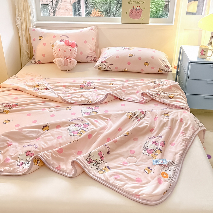 91家纺网 家纺一手货源 找家纺 金爱家 2024新款A类三丽鸥正版授权高品质牛奶丝软糯针织棉夏被系列 针织棉三丽鸥-草莓Kitty