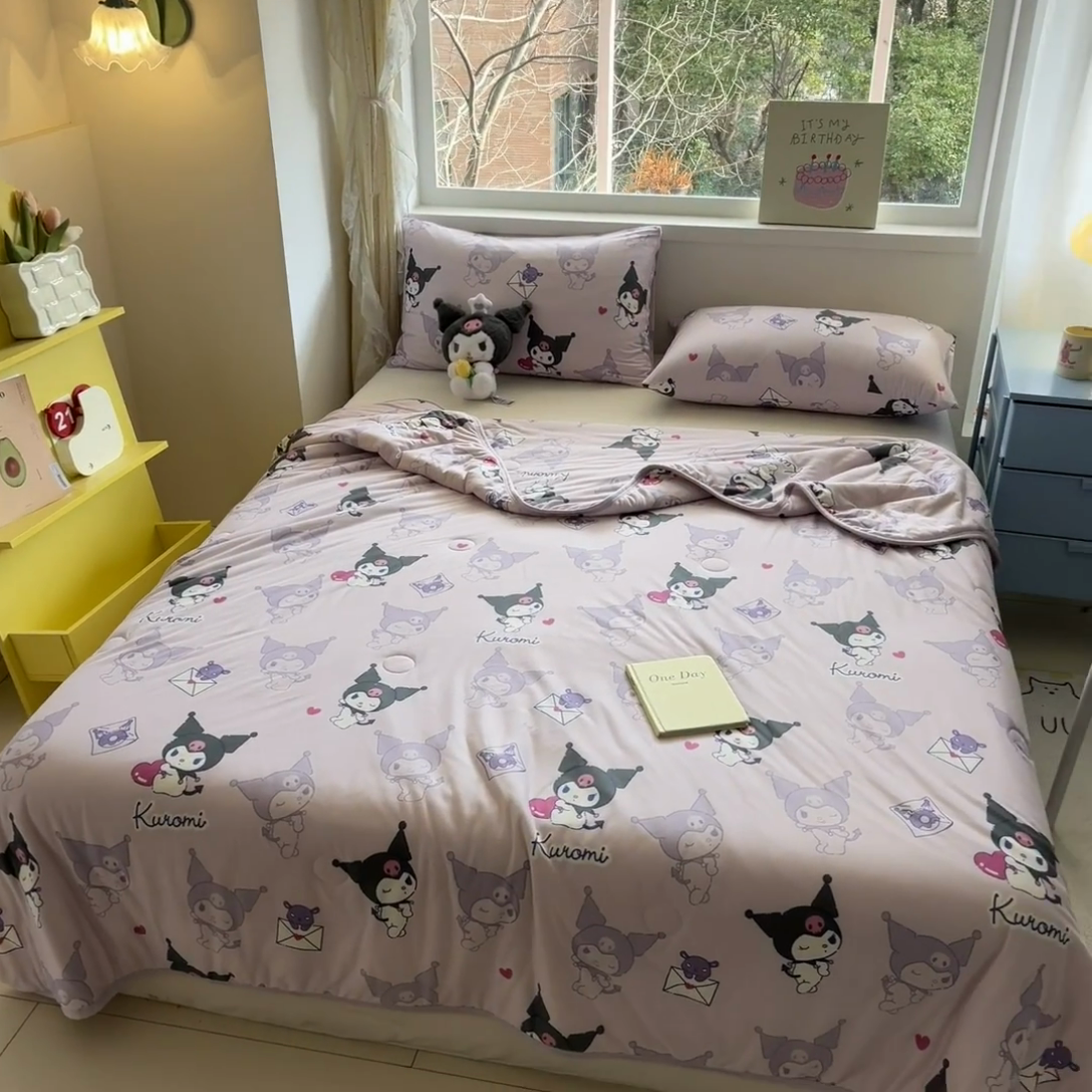 91家纺网 家纺一手货源 找家纺 金爱家 2024新款A类三丽鸥正版授权高品质牛奶丝软糯针织棉夏被系列 针织棉三丽鸥-紫色梦幻库洛米