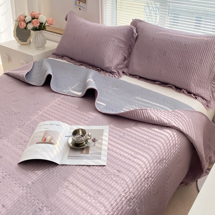 91家纺网 家纺一手货源 找家纺 胜权家纺 2024新款A类60S天丝夹棉绣花床盖三件套 静待花开--香芋紫