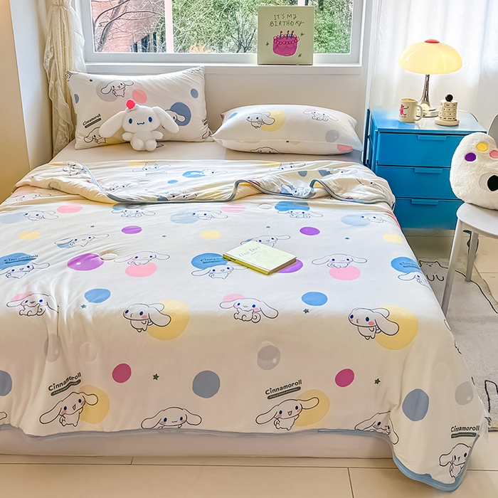 91家纺网 家纺一手货源 找家纺 金爱家 2024新款A类三丽鸥正版授权高品质牛奶丝软糯针织棉夏被系列 针织棉三丽鸥-泡泡玉桂狗