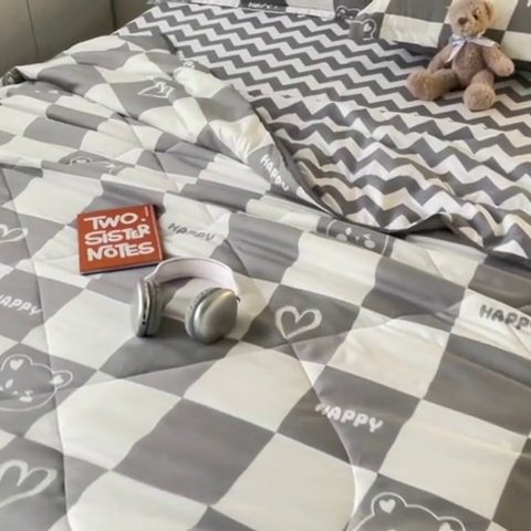 91家纺网 家纺一手货源 找家纺 卡斯诺家纺馆 2025新款芦荟棉亲肤印花夏被 （下载包包含买家秀）比心熊