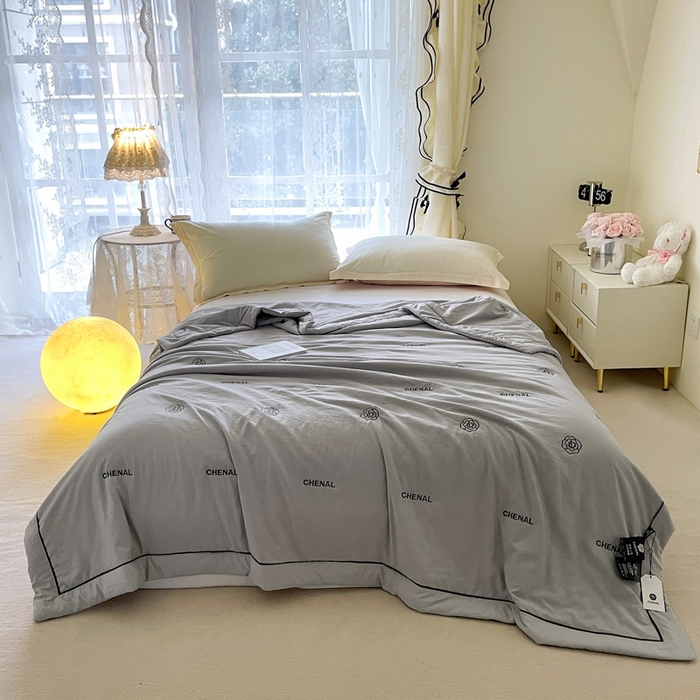 91家纺网 家纺一手货源 找家纺 被靠被2024新款锦丝缎空调夏被-山茶花 青岩灰