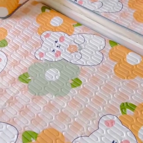 91家纺网 家纺一手货源 找家纺 小虾米 2024新款上下床乳胶凉席床笠款印花凉席三件套 夏语小熊