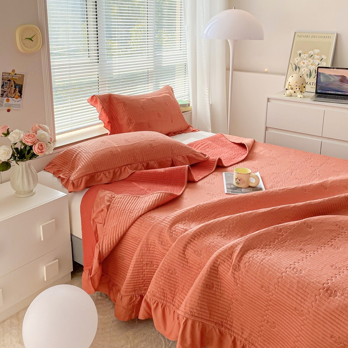 91家纺网 家纺一手货源 找家纺 胜权家纺 2024新款A类60S天丝夹棉绣花床盖三件套 静待花开--香橙橘