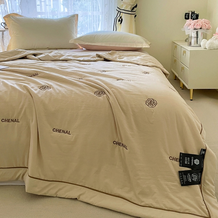 91家纺网 家纺一手货源 找家纺 被靠被2024新款锦丝缎空调夏被-山茶花 岚烟黄