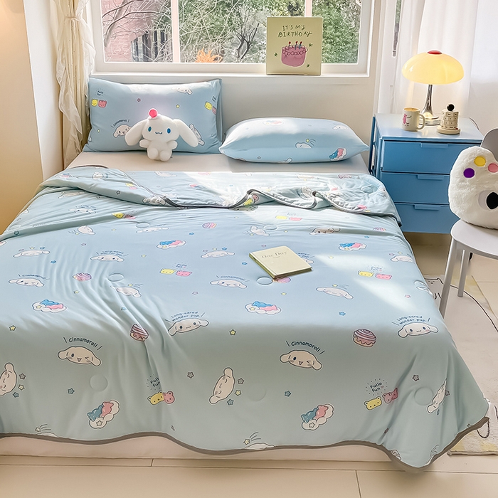 91家纺网 家纺一手货源 找家纺 金爱家 2024新款A类三丽鸥正版授权高品质牛奶丝软糯针织棉夏被系列 针织棉三丽鸥-可爱玉桂狗