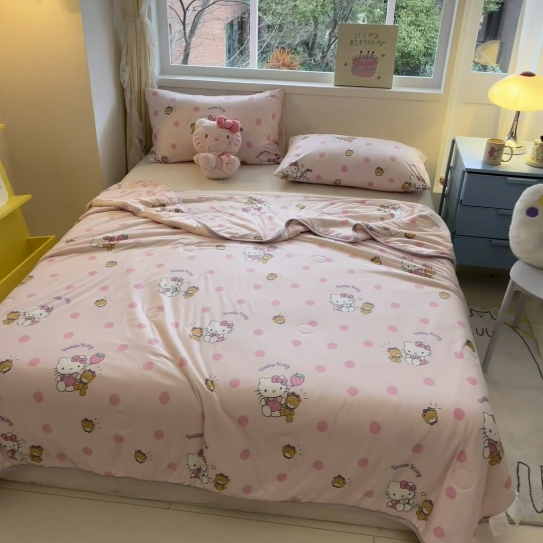 91家纺网 家纺一手货源 找家纺 金爱家 2024新款A类三丽鸥正版授权高品质牛奶丝软糯针织棉夏被系列 针织棉三丽鸥-草莓Kitty