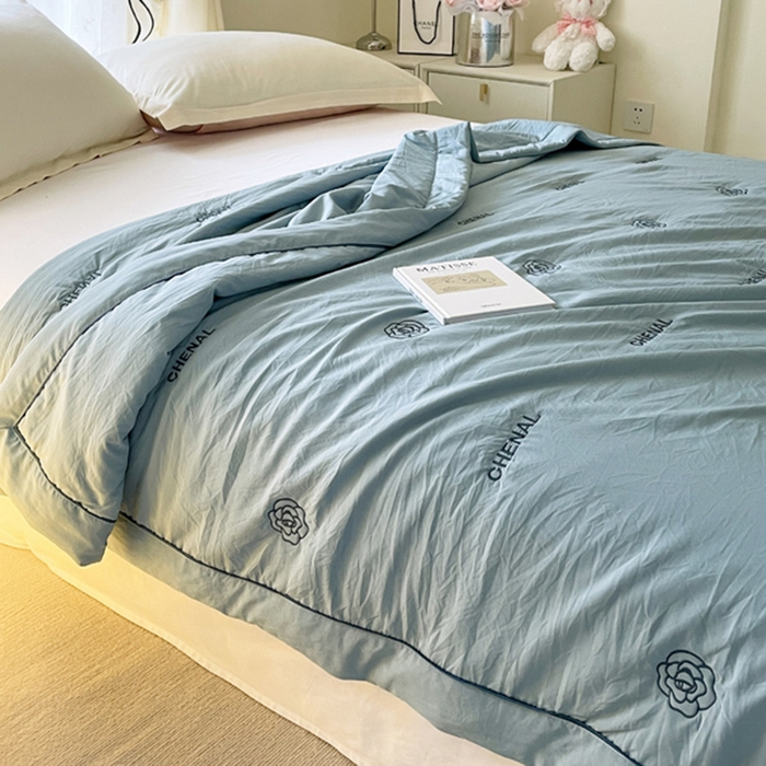 91家纺网 家纺一手货源 找家纺 被靠被2024新款锦丝缎空调夏被-山茶花 逐梦蓝