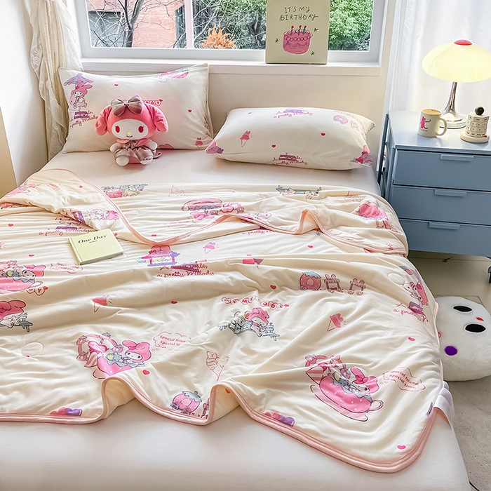 91家纺网 家纺一手货源 找家纺 桃子家居 2024新款A类三丽鸥正版授权高品质牛奶丝软糯针织棉夏被系列 针织棉三丽鸥-游乐园美乐蒂