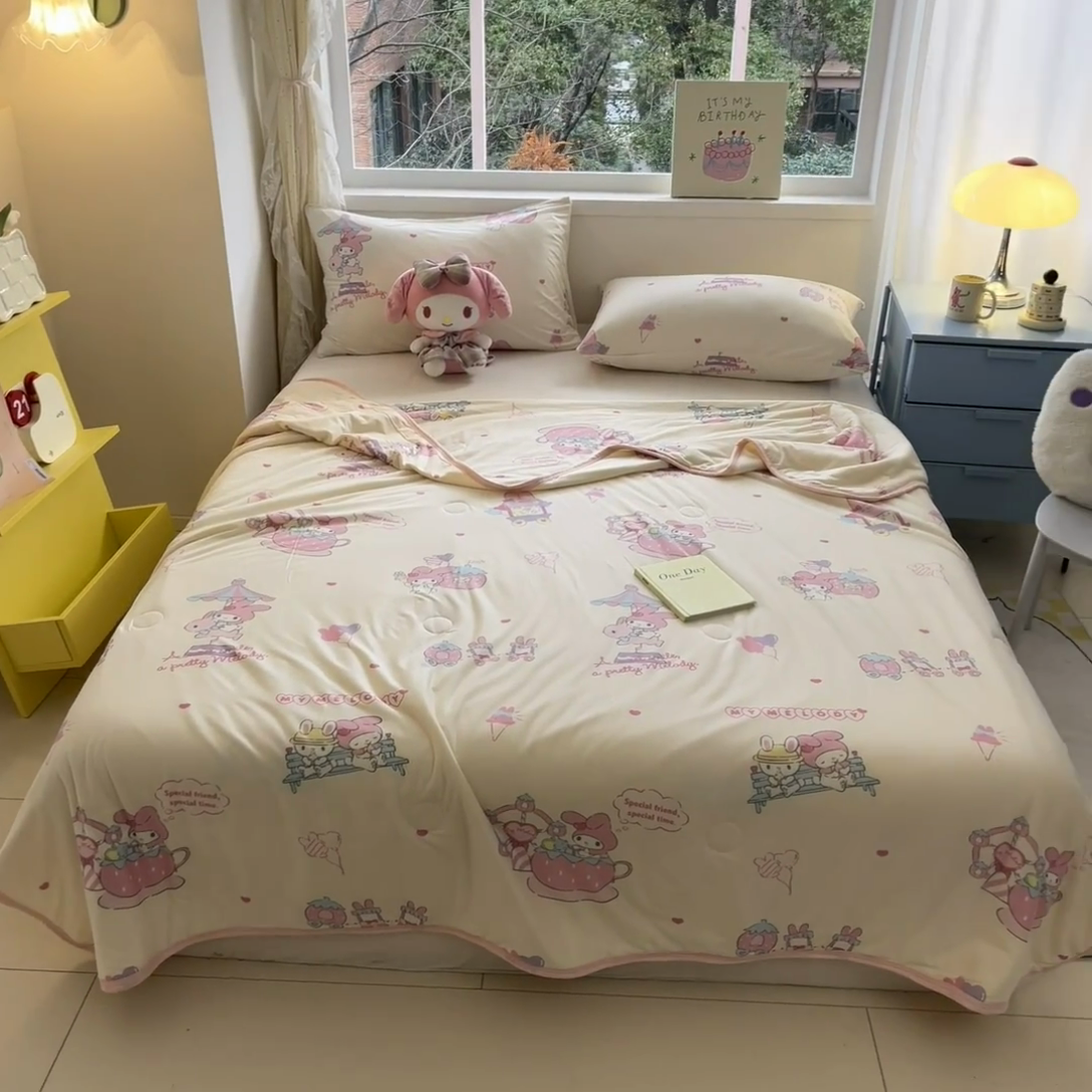 91家纺网 家纺一手货源 找家纺 金爱家 2024新款A类三丽鸥正版授权高品质牛奶丝软糯针织棉夏被系列 针织棉三丽鸥-游乐园美乐蒂