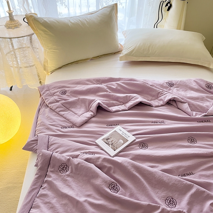 91家纺网 家纺一手货源 找家纺 被靠被2024新款锦丝缎空调夏被-山茶花 水晶紫