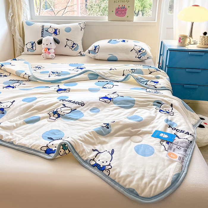 91家纺网 家纺一手货源 找家纺 金爱家 2024新款A类三丽鸥正版授权高品质牛奶丝软糯针织棉夏被系列 针织棉三丽鸥-蓝点帕恰狗