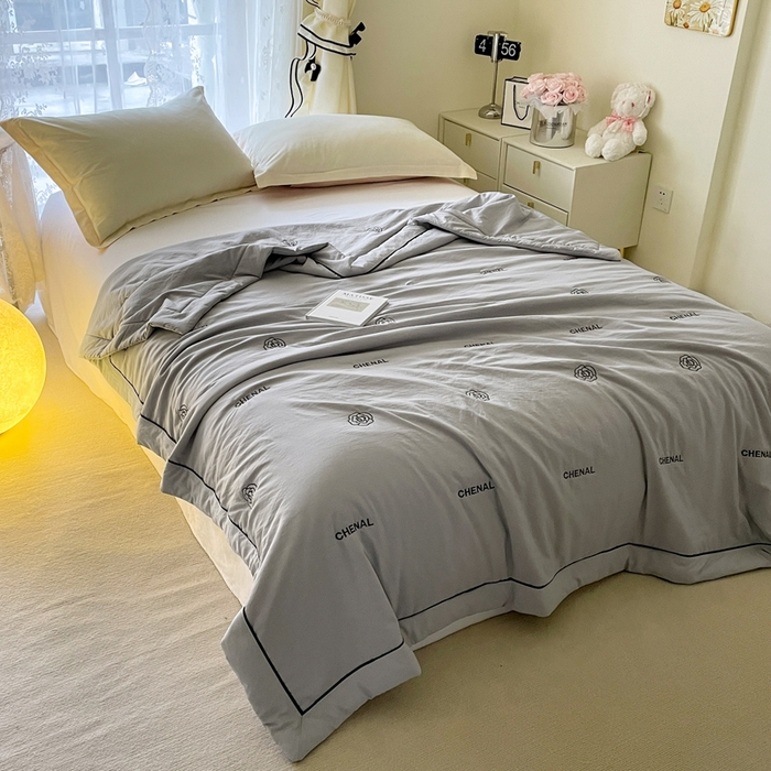 91家纺网 家纺一手货源 找家纺 被靠被2024新款锦丝缎空调夏被-山茶花 青岩灰