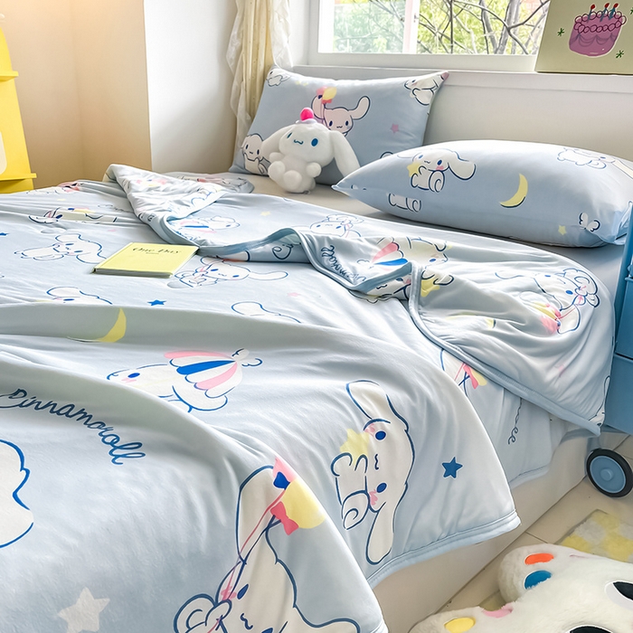 91家纺网 家纺一手货源 找家纺 桃子家居 2024新款A类三丽鸥正版授权高品质牛奶丝软糯针织棉夏被系列 针织棉三丽鸥-月亮玉桂狗