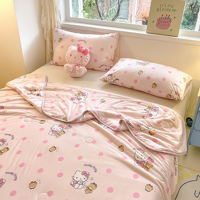 91家纺网 家纺一手货源 找家纺 金爱家 2024新款A类三丽鸥正版授权高品质牛奶丝软糯针织棉夏被系列 针织棉三丽鸥-草莓Kitty